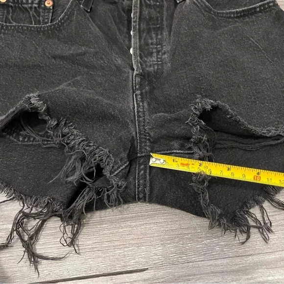 Levi's 501 Original Women's High-Rise Jean Denim Shorts Raw Hem Sz 28 - Picture 10 of 10